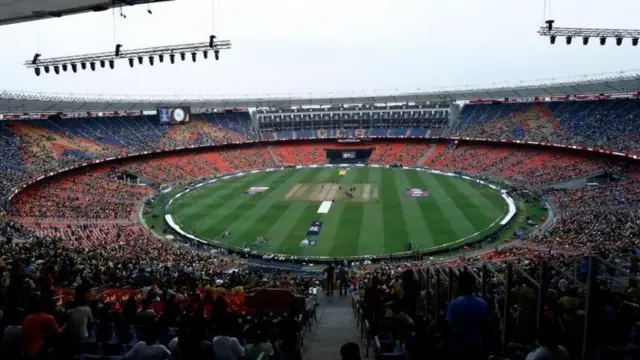 आयपीएल ही क्रिकेटमधील सर्वात श्रीमंत लीग आहे. हा फोटो 2023 च्या अंतिम सामन्यापूर्वीचा अहमदाबादच्या नरेंद्र मोदी स्टेडियमचा आहे.