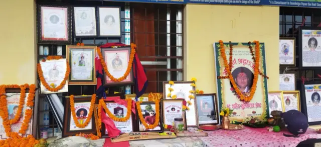 सुलभराज श्रेष्ठको परिवार शोकमा डुबेको छ। उनको निवासमा सम्मान प्रकट गर्दै राखिएको फोटो फ्रेम।