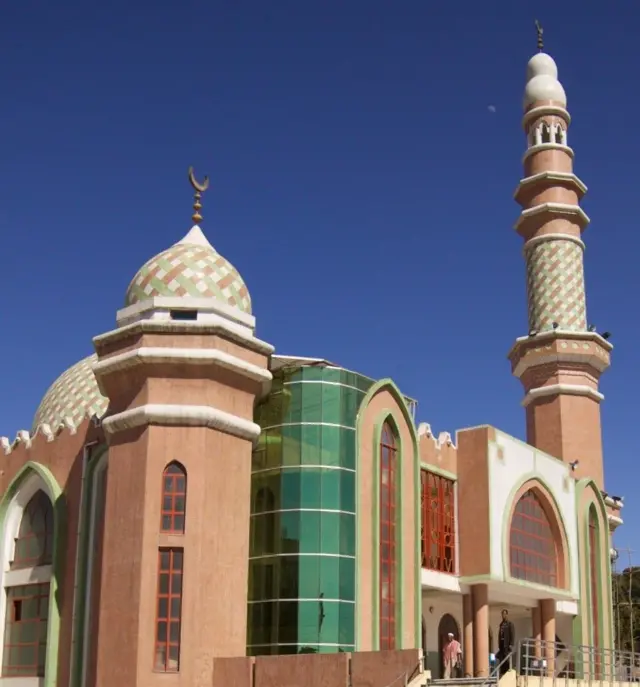 በአዲስ አበባ ከተማ በቅርስነት ከተመዘገቡ መካከን አንዱ በኒ (ሩር) መስጊድ ነው።