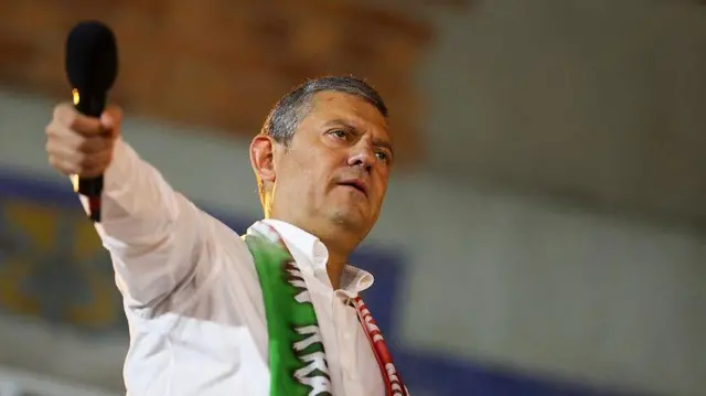 Özgür Özel, 13 Ağustos akşamı Bayrampaşa'da gerçekleştirilen mitingte konuşurken