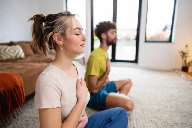 Meditasyon yapan bir çift