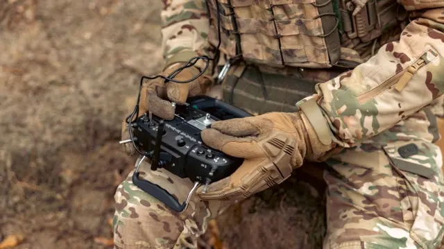 Солдат дистанційно керує дроном. Панель управління в руках — стокове фото