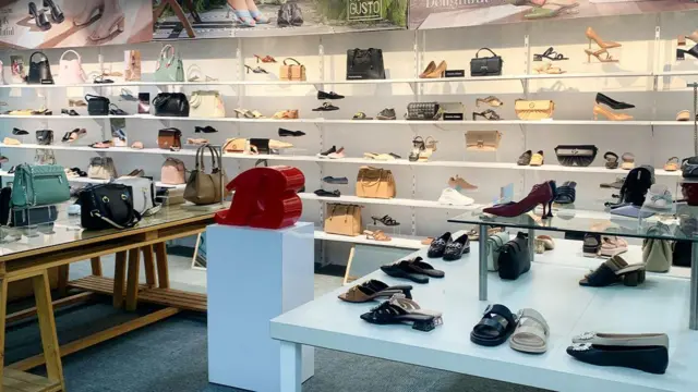 Produk-produk tas hingga sepatu yang dipajang di dalam sebuah gerai Bata.