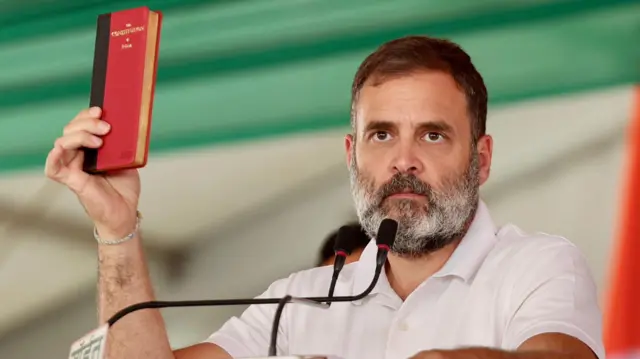 राहुल गांधी प्रचाराची भाषणं हातात संविधानाची प्रत घेऊन करत आहेत.