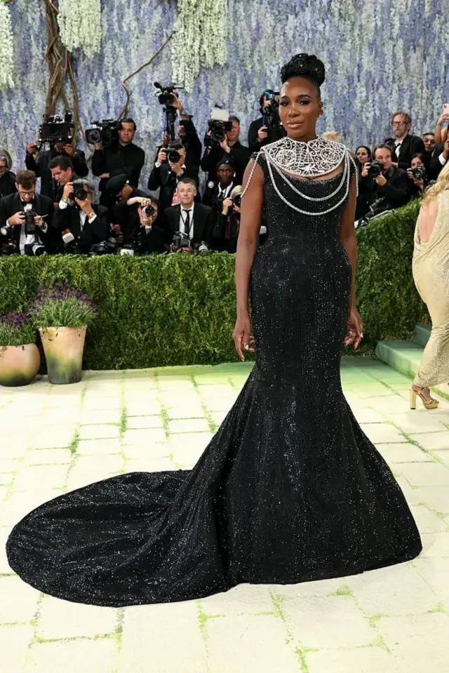 Icyamamare muri Tennis Venus Williams yaserutse mu ikanzu y'umukara itamirije imirimbo mu ntugu