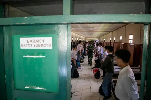 Sejumlah siswa berada di barak militer Rindam III Siliwangi, Lembang, Kabupaten Bandung Barat, Jawa Barat, Senin (05/05).