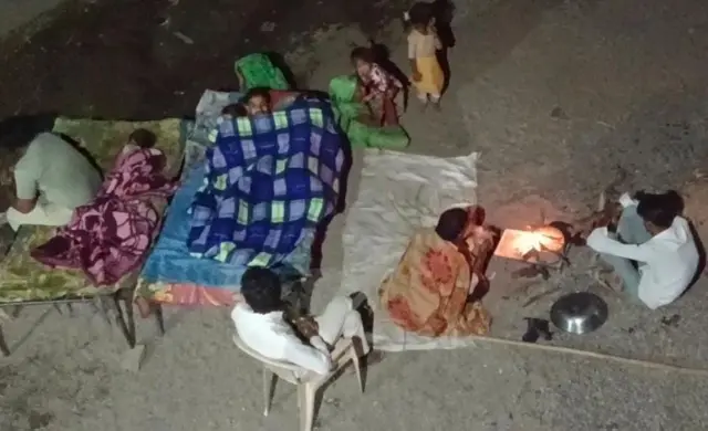 “ગામમાં ભયનો માહોલ છે. કેટલાક કાચાં મકાનો છે તેમના ઘરમાં તીરાડો સુદ્ધા પડી ગઈ છે.”