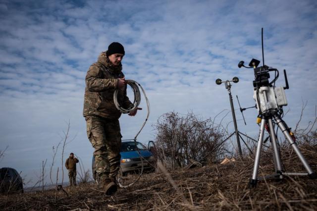 Một đội thiết bị không người lái thuộc lữ đoàn 24 của quân đội Ukraine thực hiện các cuộc thử nghiệm với thiết bị không người lái FPV trong cuộc kiểm tra bên ngoài Kostiantynivka, Ukraine vào ngày 24 tháng 2 năm 2024