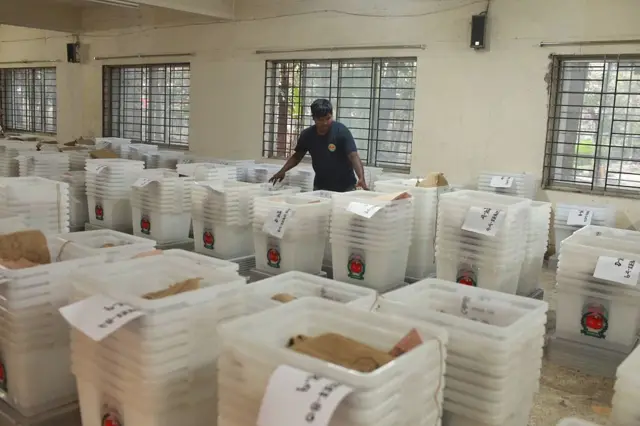 ভোটের বাক্স পাঠানো হচ্ছে বিভিন্ন এলাকায় 