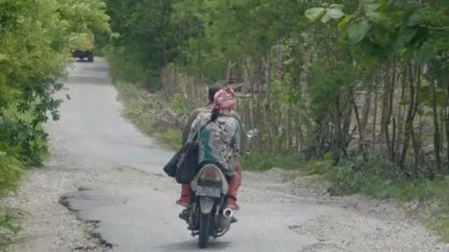 Mama Aleta -sapaan akrabnya- mengatakan kampanye dari ke rumah ke rumah lebih efektif ketimbang memajang baliho. 