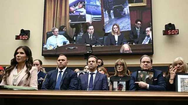 El representante de EE.UU. Jamie Raskin (mostrado en pantalla), demócrata de Maryland, habla junto a una imagen de Renee Good, quien fue asesinada por agentes federales de inmigración en Minneapolis el 7 de enero de 2026, mientras la secretaria de Seguridad Nacional de EE. UU., Kristi Noem (izquierda), testifica durante una audiencia del Comité Judicial de la Cámara sobre la supervisión del Departamento de Seguridad Nacional en el Capitolio en Washington, DC, el 4 de marzo de 2026.