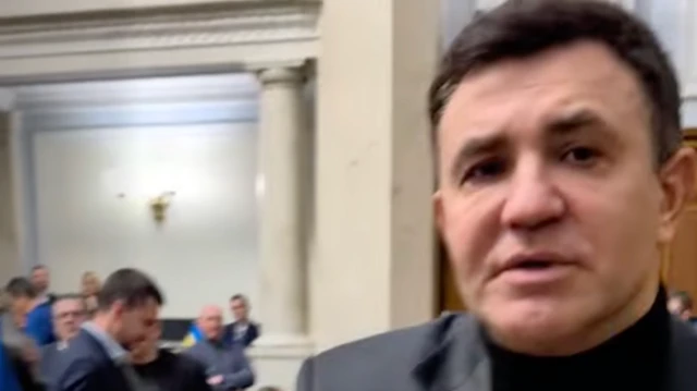 Колишній колега по фракції Микола Тищенко теж прийшов заспокоювати Мар'яну Безуглу, але отримав від неї нецензурні образи у відповідь