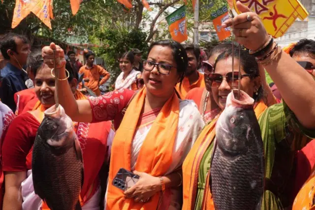  பாஜக தொண்டர்கள்.
