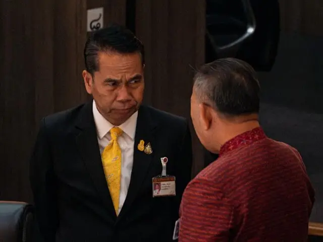 สุทิน คลังแสง รมว.กลาโหม พูดคุยกับเพื่อน สส. ในระหว่างการอภิปรายงบวาระ 2