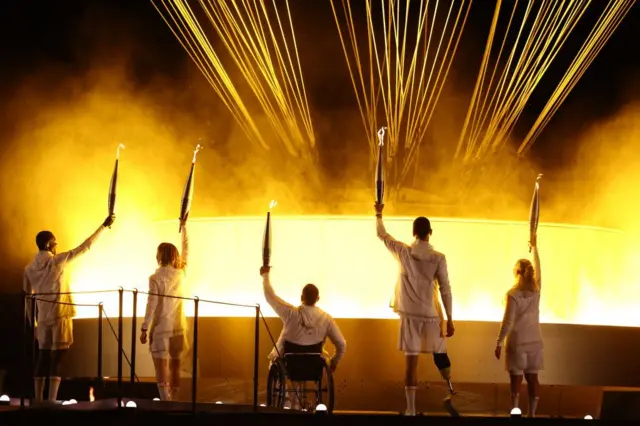 Los depportistas paralímpicos franceses Charles Antoine Kouakou, Fabien Lamirault, Elodie Lorandi, Nantenin Keita y Alexis Hanquinquant encienden el pebetero Paralímpico