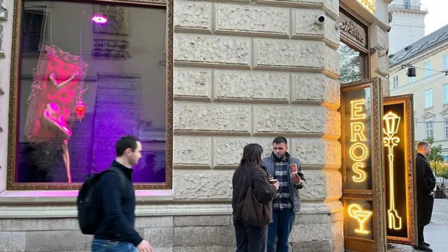 Один із шоу-барів на Площі Ринок. На вході з видом на мерію видно охоронця