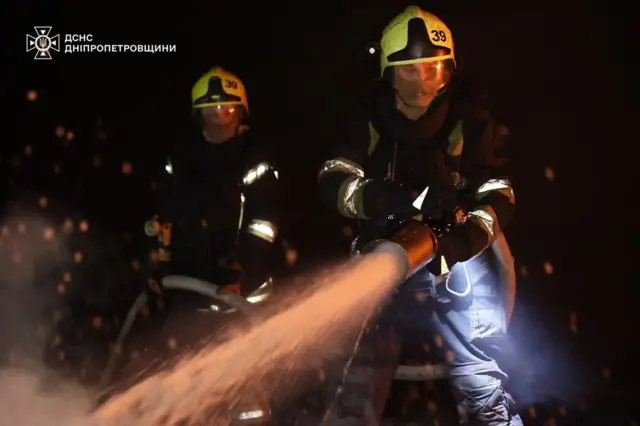 Рятувальники гасять пожежу