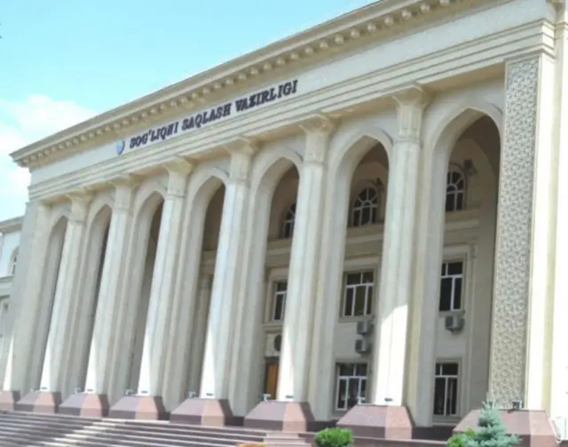 Rasmda O'zbekiston sog'liqni saqlash vazirligining binosi ko'rinadi