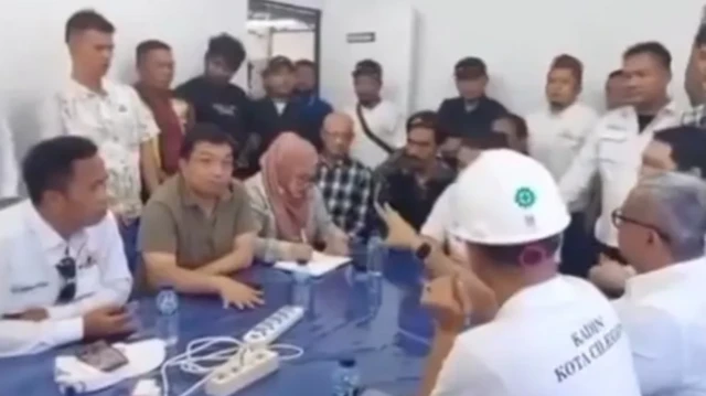 Rekaman video yang memperlihatkan sejumlah organisasi kemasyarakatan dan sejumlah orang berseragam putih yang tertulis Kadin Cilegon. Mereka berbicara dengan perwakilan manajemen dari China Chengda Engineering, kontraktor yang bekerja untuk PT Chandra Asri Alkali (CAA), anak usaha dari PT Chandra Asri Group yang bergerak di sektor energi dan kimia.