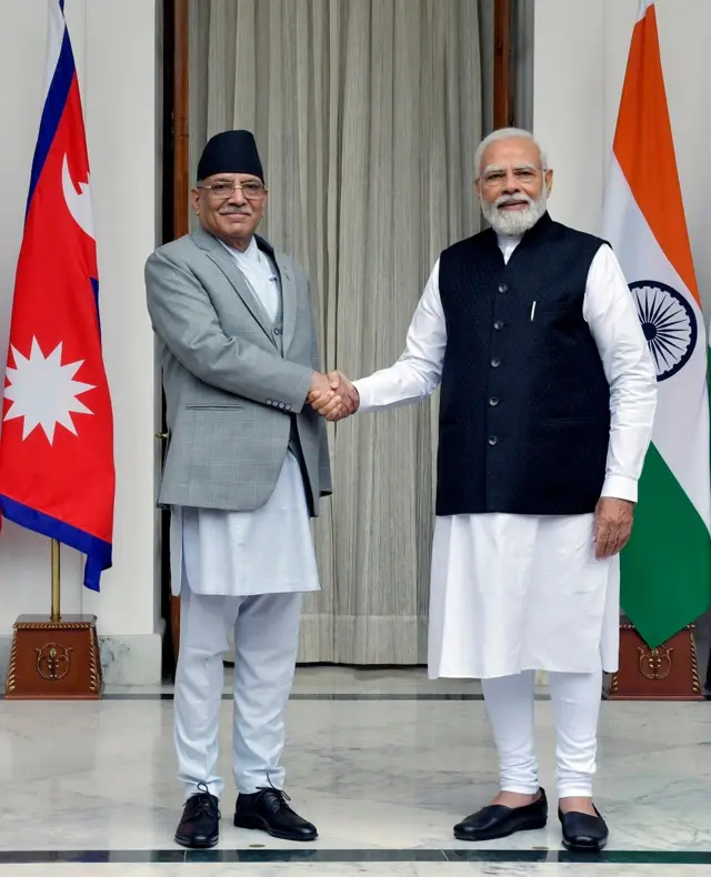 प्रधानमंत्री नरेंद्र मोदी और प्रधानमंत्री पुष्प कुमार दाहाल प्रचंड की फ़ाइल फ़ोटो