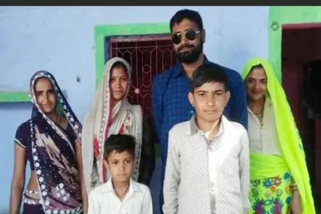 जगन गुर्जर अपने परिवार के साथ, मृतक डकैत की तीन पत्नियां थीं