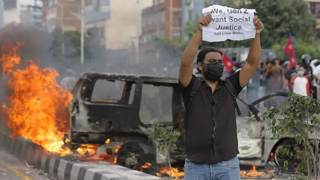 ২০২৫ সালের সেপ্টেম্বরে নেপালের কাঠমান্ডুতে এক আন্দোলনকারী