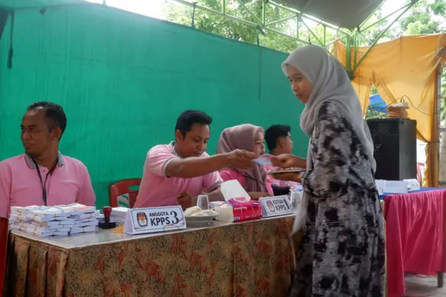 Putri Karomah (17) warga Jalan Imam Ghazali, Kelurahan Gunung Sekar mengaku cukup antusias datang ke TPS dengan hiasan yang serba bunga dan warna pink.