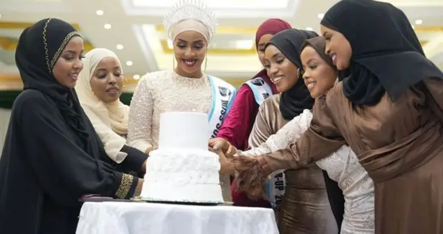 Somali women dey cut cake