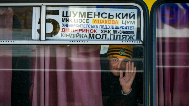 Чоловік виглядає з автобусу в Херсоні