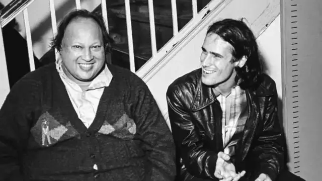 अमेरिकी गायक जेफ बकले के मुताबिक़ नुसरत फ़तेह अली ख़ान की आवाज मखमली आग की तरह है, जिसकी कोई दूसरी मिसाल नहीं है.