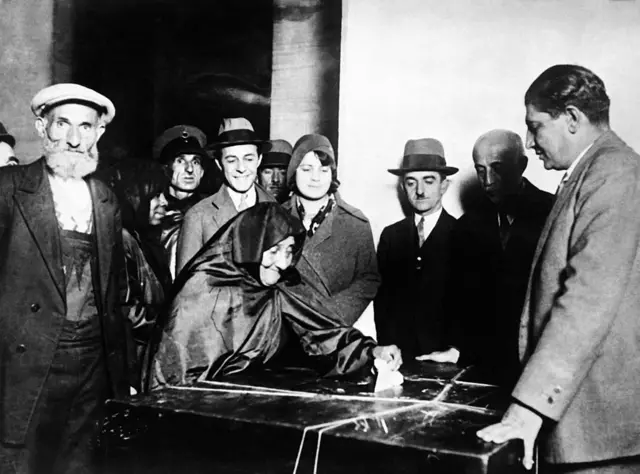 30 Ekim 1930'da Türkiye'de kadınlar ilk kez belediye seçimlerinde oy kullandı.