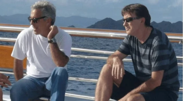 ABD Temsilciler Meclisi Denetim Komitesi tarafından yayımlanan bir fotoğrafta, Jeffrey Epstein ve Peter Mandelson birlikte görülüyor. İkili bir geminin güvertesinde diz çökmüş</p><p>