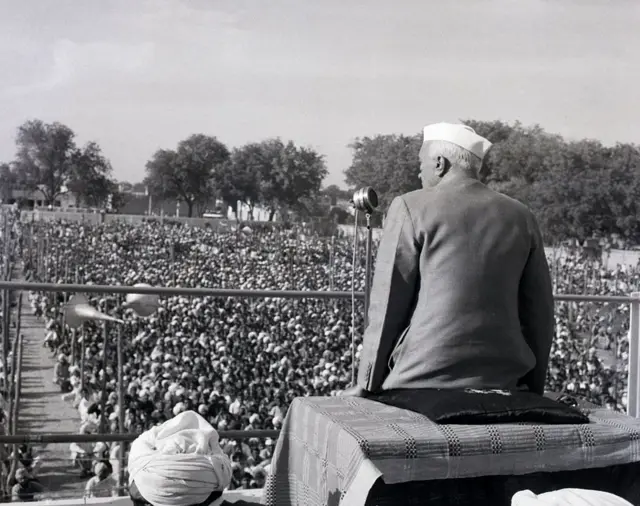 જનસભા સંબોધતાં તત્કાલીન વડા પ્રધાન જવાહરલાલ નહેરુ
