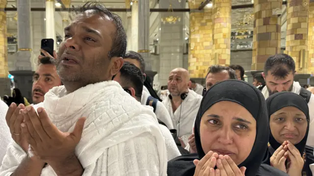 हज की याद में: अल हरम मस्जिद में साल 2024 के हज के लिए एकत्रित होते हजयात्री