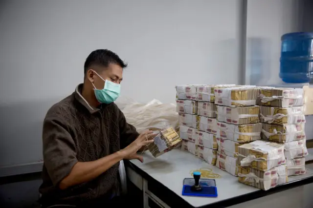 “ပြည်တွင်းဘဏ်တွေကိစ္စ က အရမ်းအကဲဆတ်နေတယ်”ဘဏ်လုပ်ငန်းကျွမ်းကျင်သူတွေပြော 