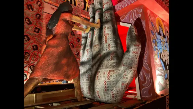 কুসংস্কার দূরে ঠেলে দিচ্ছেন এক নারী - এমনটাই বোঝানো হয়েছে একটি ইনস্টলেশন দিয়ে