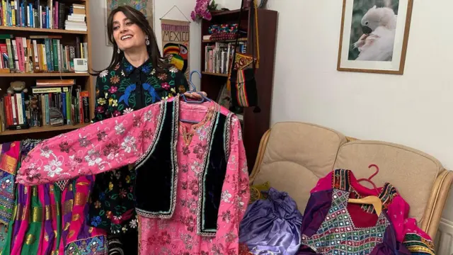 ربیکا میچل یو مجموعه لري د هغو کالیو چې د هر هیواد د رقص په وخت کې یې اغوندي.