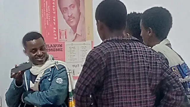 ተማሪዎች የኪው አር ኮድ ተጠቅመው የክር ሙዚቃ ሲያዳምጡ