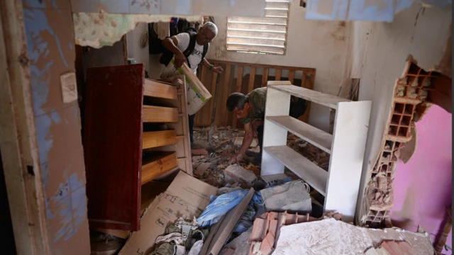Ljudi čiste stan od štete nastale udarima američke vojske