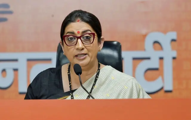 রাজ্যে ঘন ঘন প্রচারে আসছেন বিজেপি নেত্রী স্মৃতি ইরানিও, যিনি ঝরঝরে বাংলা বলতে পারেন