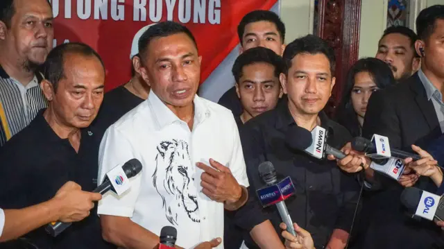 Pasangan cagub-cawagub DKI Jakarta nomor urut 2 Dharma Pongrekun (ketiga kiri) dan Kun Wardana (ketiga kanan) menyampaikan keterangan kepada wartawan terkait Pilkada 2024 DKI Jakarta di posko pemenangan mereka Bale Gotong Royong, Jakarta, Rabu (27/11/2024).