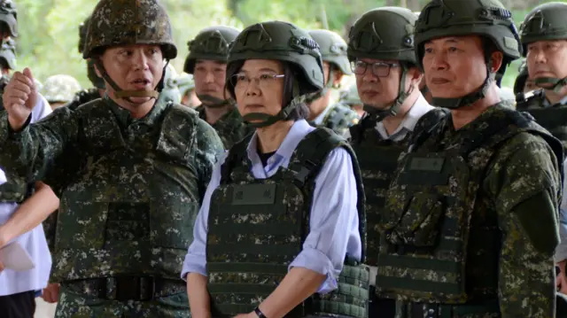 সাই ইং-ওয়েন তাইওয়ানের একটি সামরিক ঘাঁটি পরিদর্শন করছেন