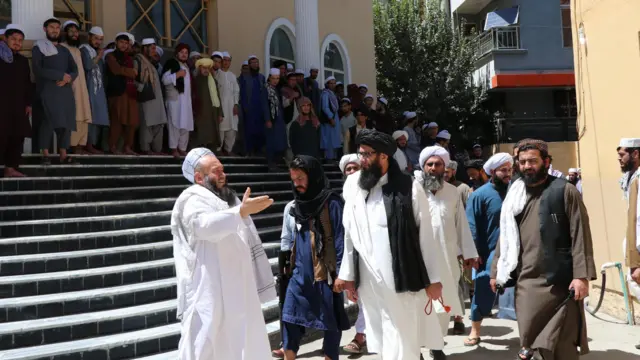 دیدار مقام‌های طالبان از یک مدرسه دینی 