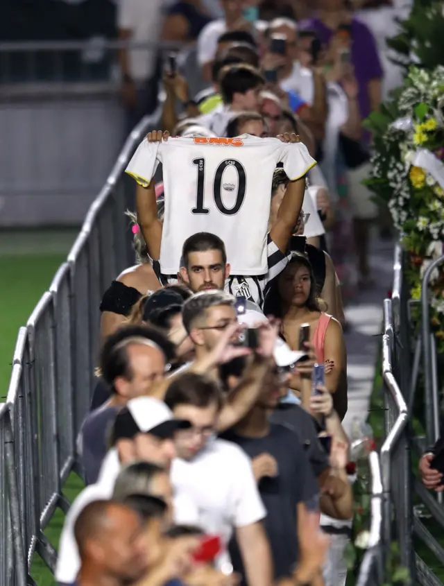 पेलेको जर्सी देखाउँदै एक प्रशंसक 