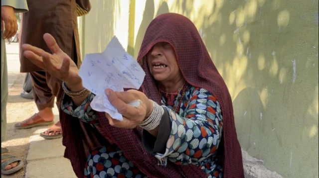 خیر بی‌بی در بیمارستان میرویس از کمبود دارو و درد شکایت دارد و می‌گوید پول برای خرید دارو ندارد و شب‌ها با درد سر می‌کند