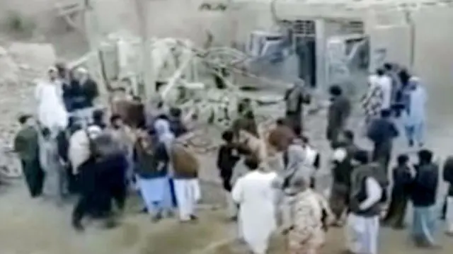 ईरान में पाकिस्तान के हमले वाली जगह पर जमा लोग