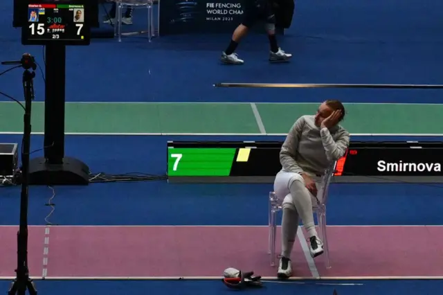 Rus sporcu Smirnova, maç sonrası sahada bekliyor.