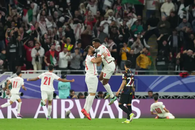 لاعبو الأردن يحتفلون بهدف موسى التعمري في مرمى كوريا الجنوبية في نصف نهائي كأس آسيا 2023