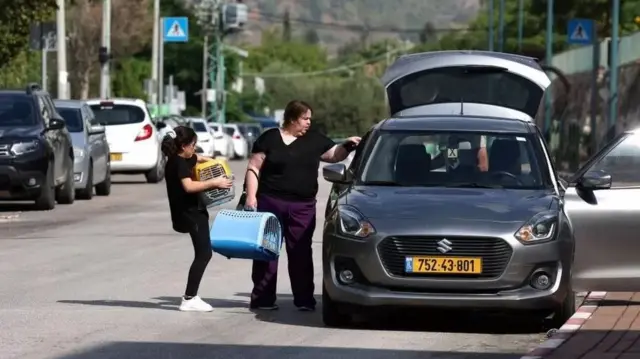 रॉकेट से हुए हमलों के बाद इसराइल अपनी सीमावर्ती किरयात शमोना के 20 हज़ार निवासियों को शहर छोड़ने के इस शहर को छोड़ने के लिए कह रहा है