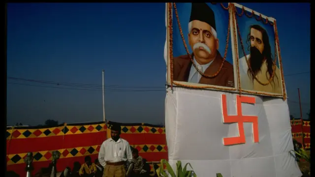 केशव बलिराम हेडगेवार और माधव सदाशिव गोलवलकर की तस्वीरें